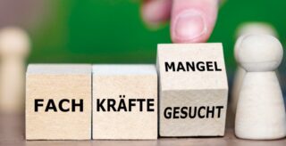 Fachkräfte Mangel Suche c Shutterstock FrankHH