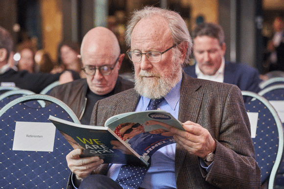 Wolfgang Thierse auf dem Spectaris Trendforum liest das Programmheft.